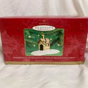 NIB Hallmark Keepsake Ornament Woodstock On Doghouse Snoopy Christmas 2000